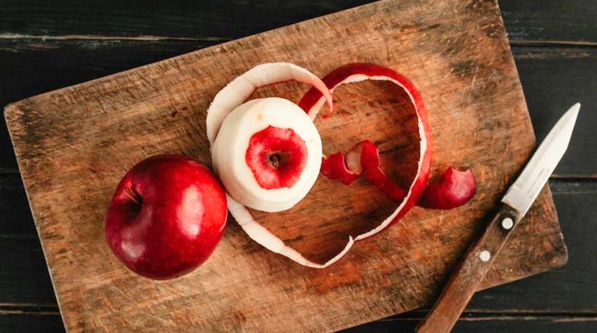 Cucini le bucce e ti sembra di barare: 7 idee anti spreco che fanno risparmiare e danno più sapore del “prodotto finito”