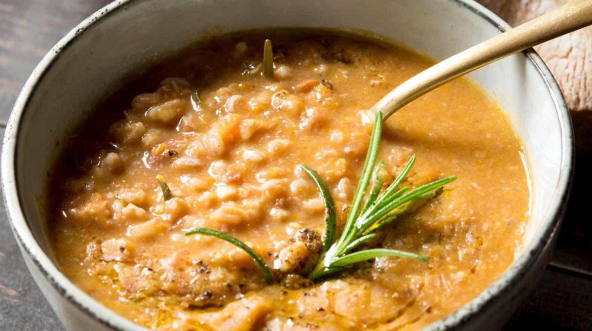 Il segreto della zuppa toscana più buona è nel primo quarto d’ora: verdure, rosolatura e un risultato “da trattoria”