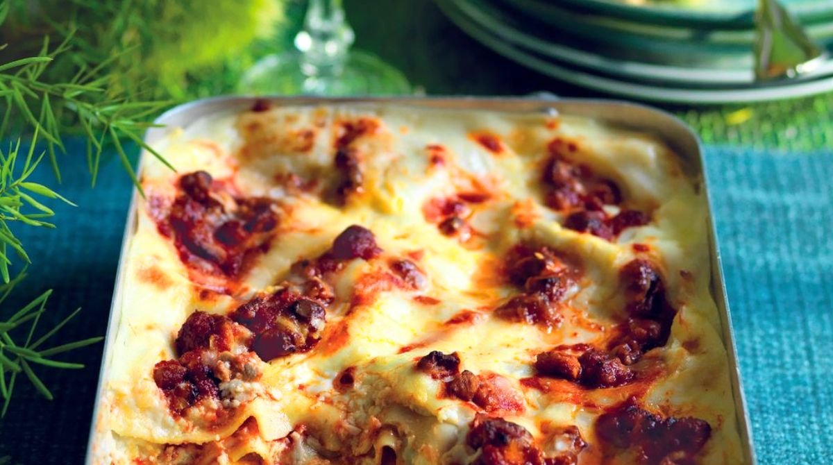 La lasagna sembra impossibile da sbagliare, invece questi 10 errori la trasformano in un blocco molle o secco e rovinano anche il ragù