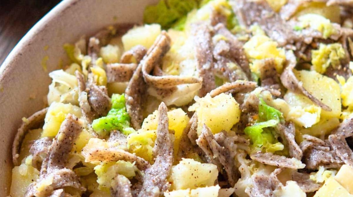 Pizzoccheri alla Valtellina come in montagna: il trucco della pentola unica che fa sciogliere la fontina al punto giusto e rende tutto irresistibile