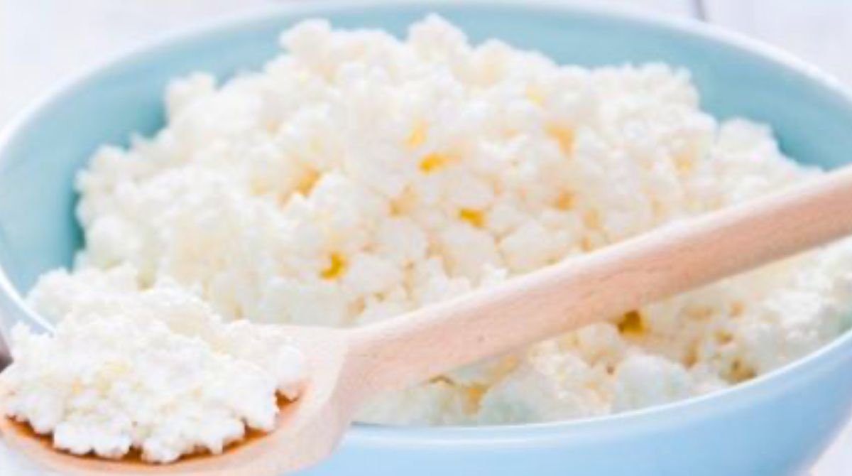Questa ricotta fatta in casa sembra una magia ma è solo un trucco: 3 ingredienti, 10 minuti e un risultato cremoso che umilia quella del supermercato