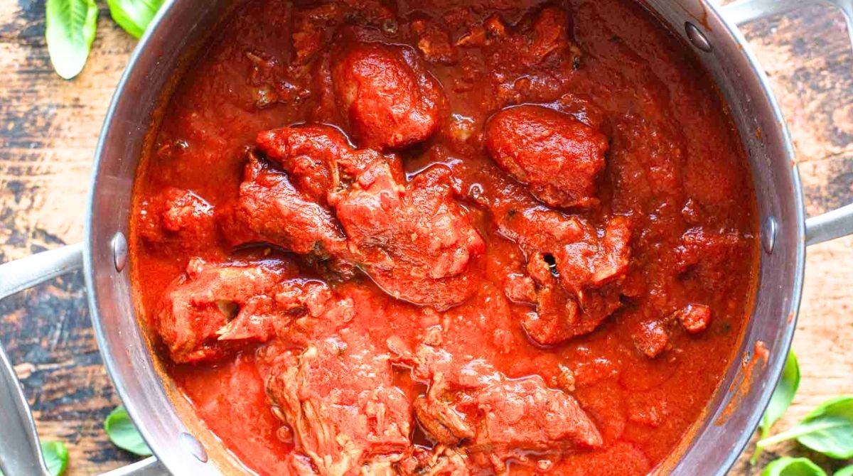Questo trucco da cucina napoletana rende il ragù più profumato e denso senza aggiungere niente di strano