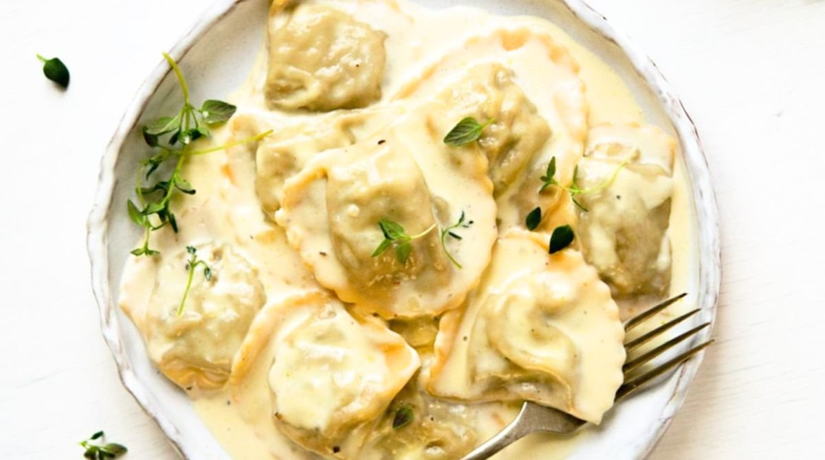 Ravioli ai funghi fatti in casa: la ricetta “speciale” che umilia quelli del supermercato, con sfoglia sottile e crema al Parmigiano che non sbaglia un colpo