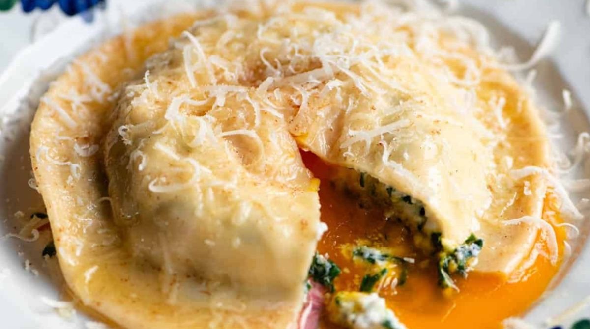 Raviolo con tuorlo colante il piatto “da film” che sembra impossibile, ma ne basta uno per fare colpo