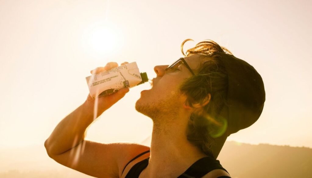 Bevande elettrolitiche post-sbornia: il sodio aiuta l’idratazione, ma lo zucchero può peggiorare i sintomi